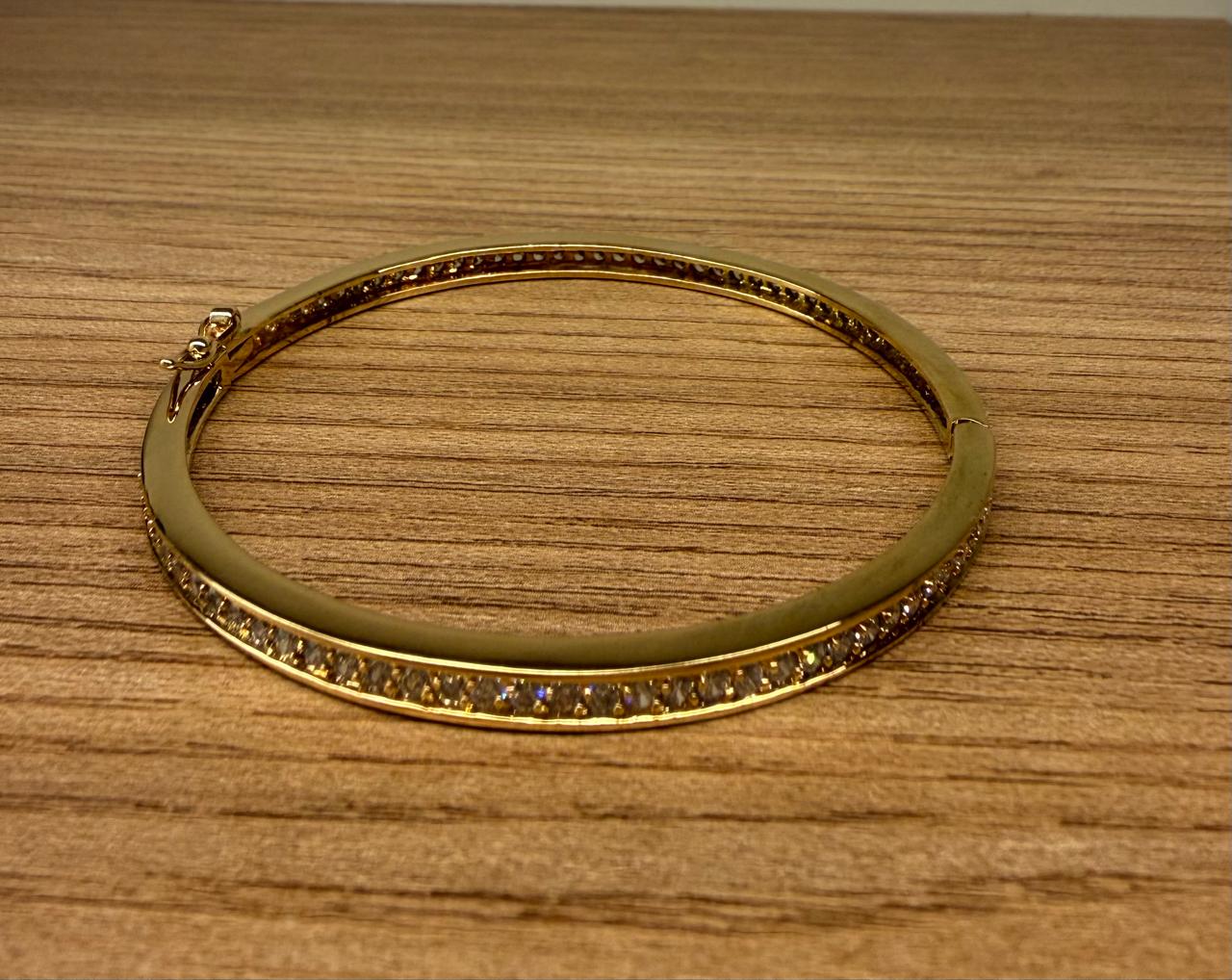 Pulseira aro toda contornada por mini Zircônias com fecho.