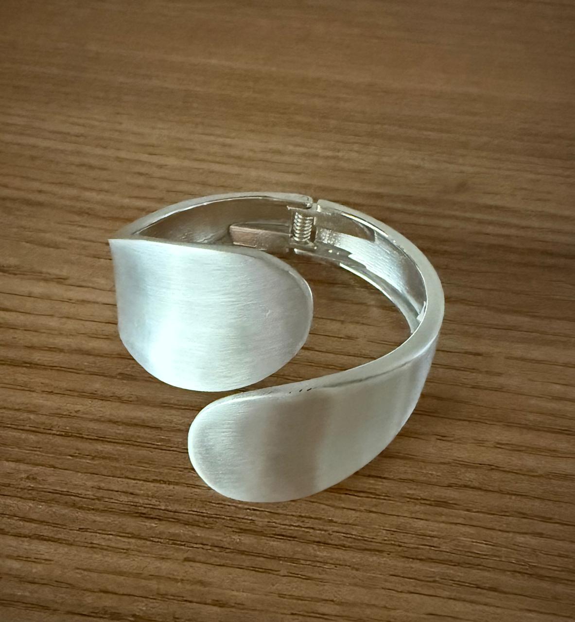 Pulseira Bracelete no ródio branco escovado,fosco.