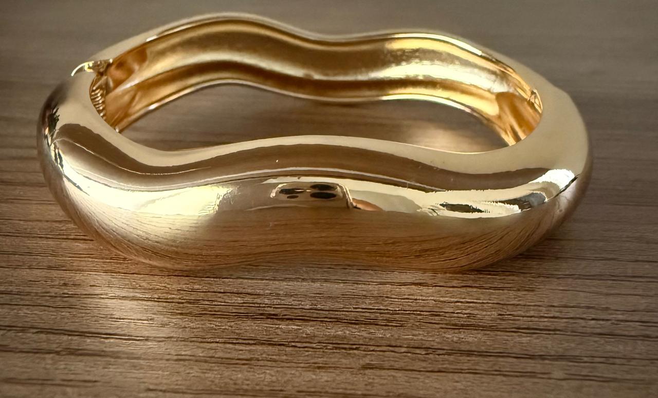 Pulseira Bracelete formato em ondas no verniz italiano. Largura grossa.