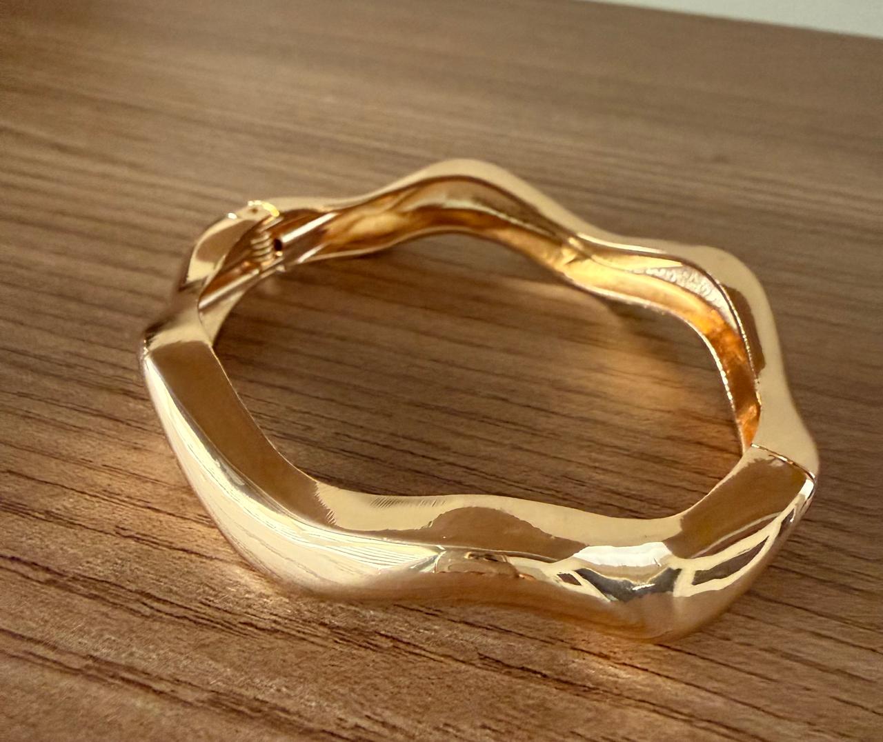 Pulseira Bracelete formato em ondas, largura média, peça no verniz italiano.