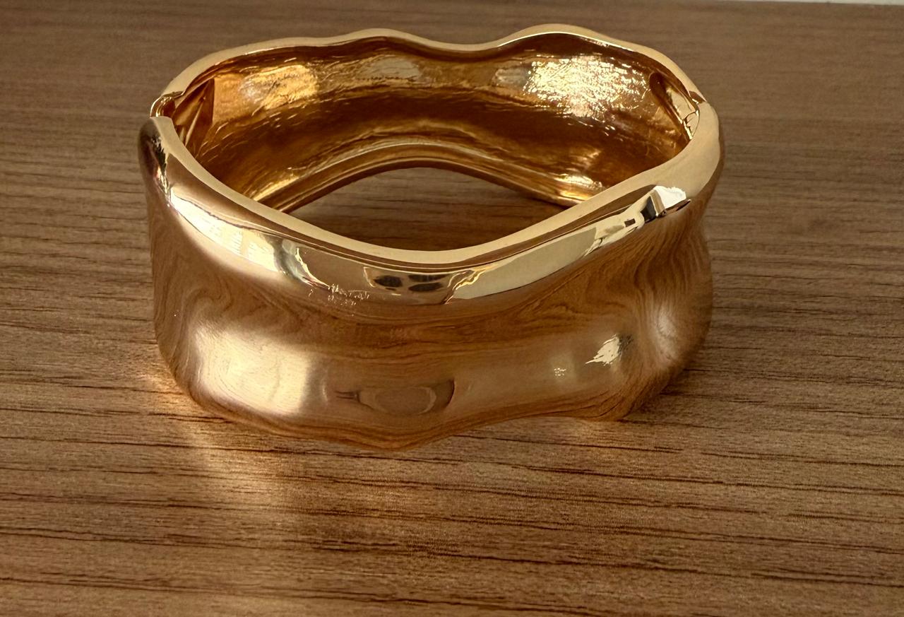 Pulseira Bracelete largo fazendo ondas. Peça com verniz italiano.