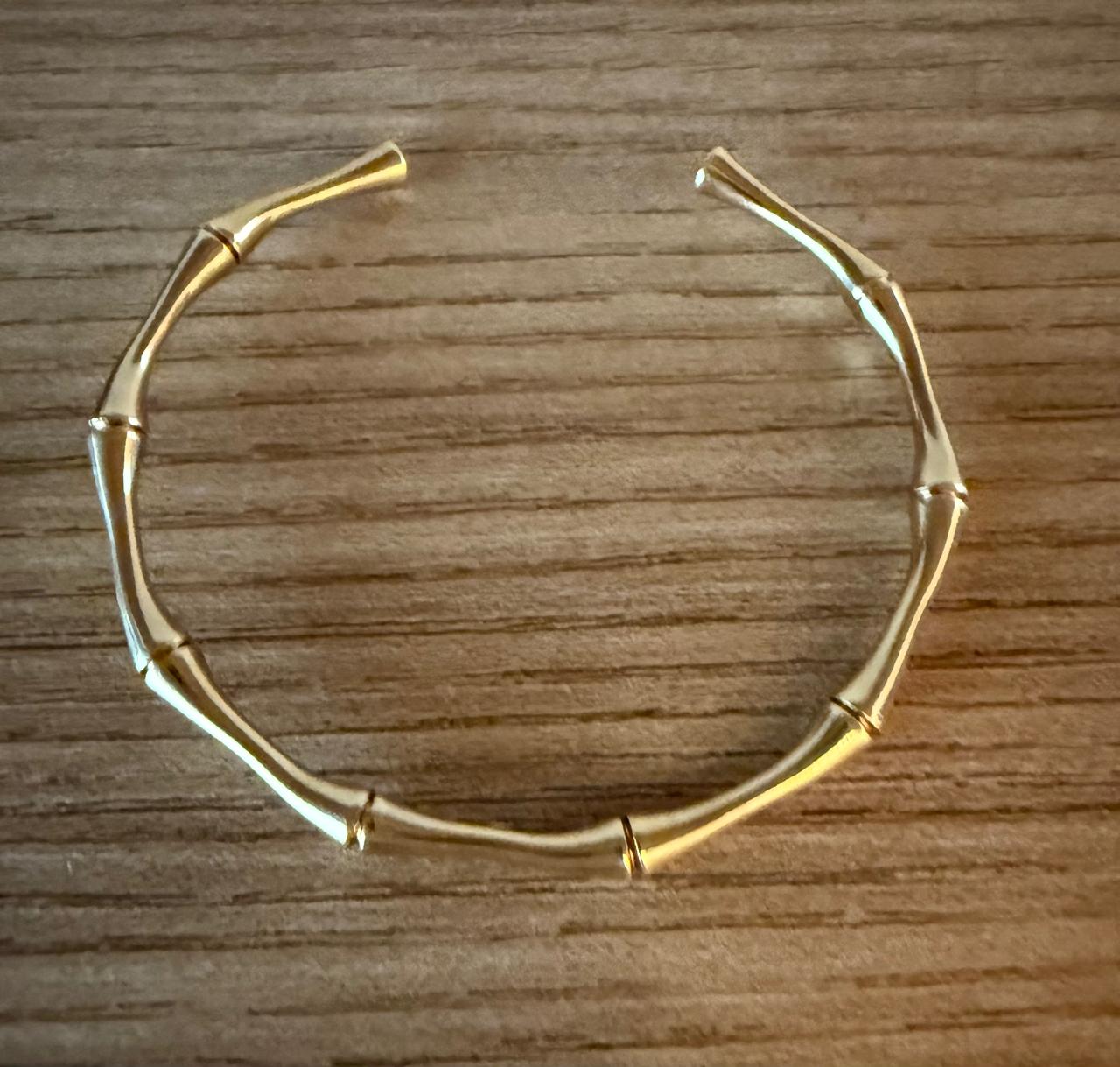 Pulseira aro fino no banho de ouro formato bambu.