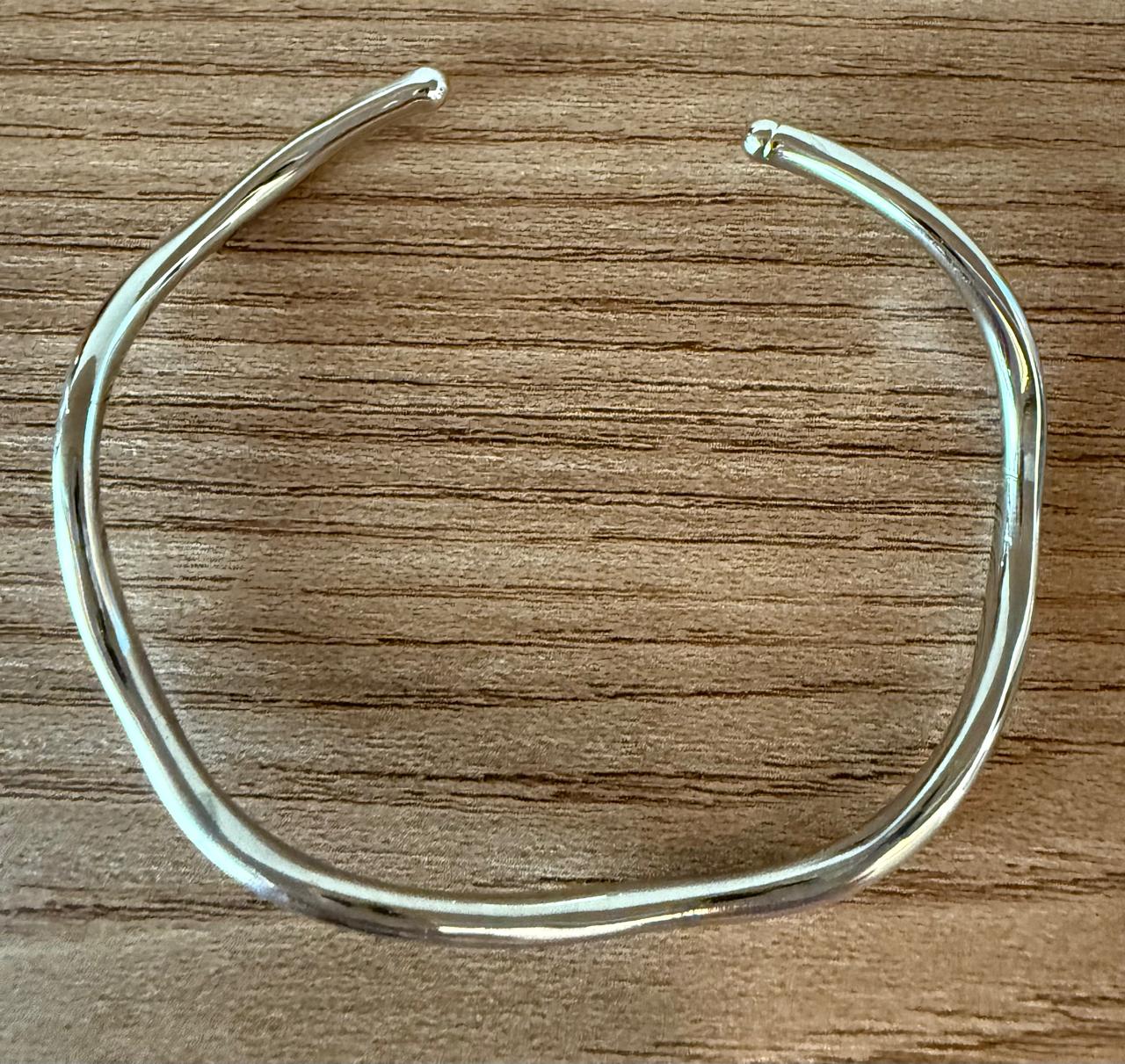 Pulseira aro fino aberto formato ondulados no ródio branco.