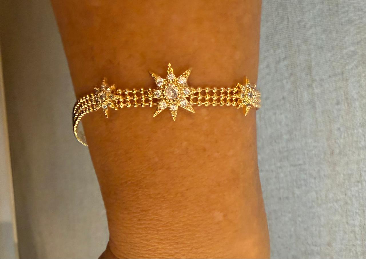 Pulseira corrente de 3 fileiras de bolinhas delicadas com três estrelas cravejadas de zircônia. Uma grande e duas menores. 18cm mais 5cm extensor