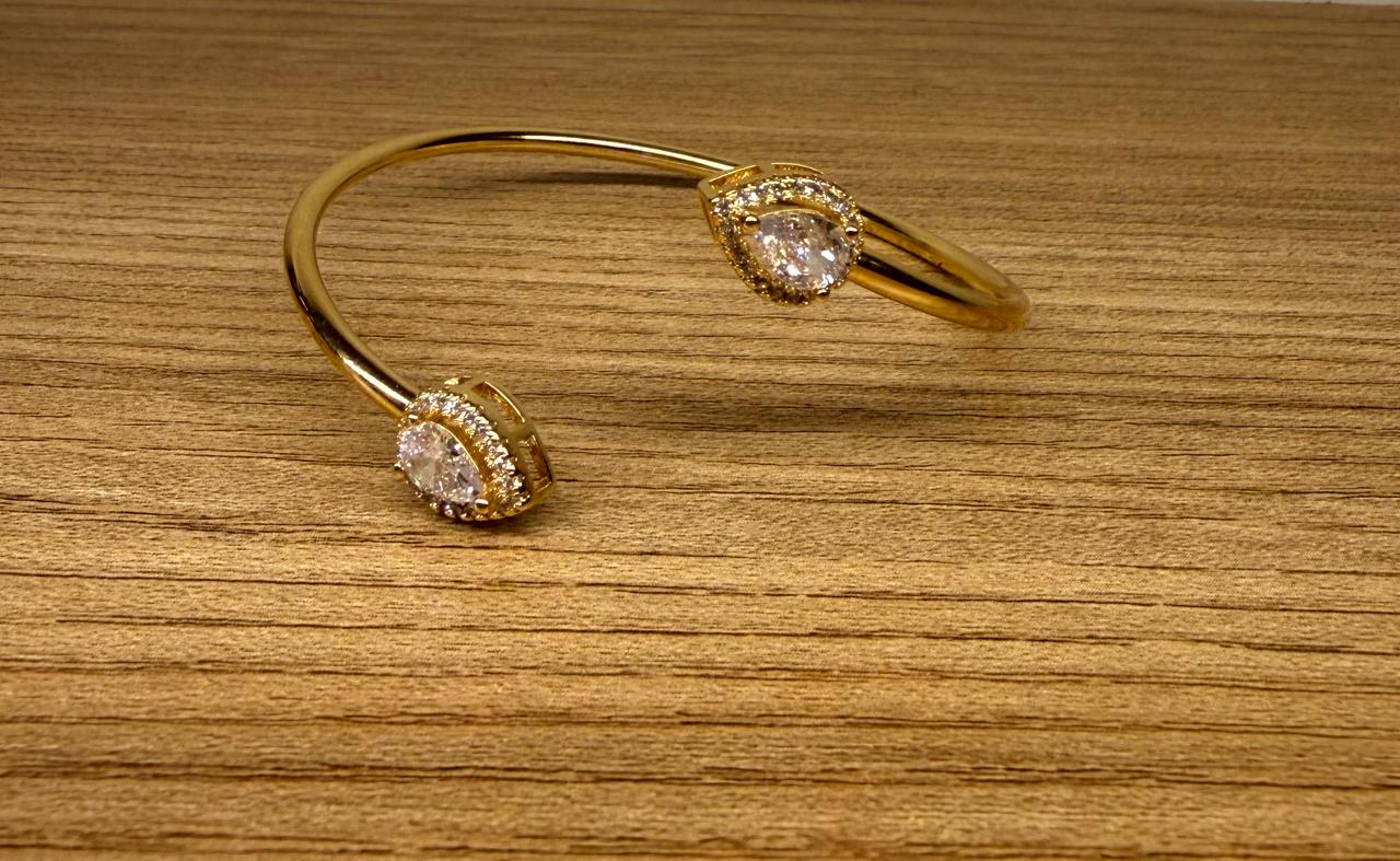 Pulseira aro aberto, com uma gota em cada ponta, uma gota zircônia cravejado com micro Zircônias em volta