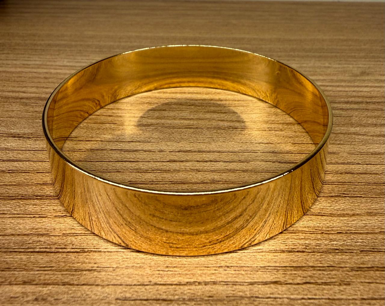 Pulseira bracelete largo, inteira sem fecho.