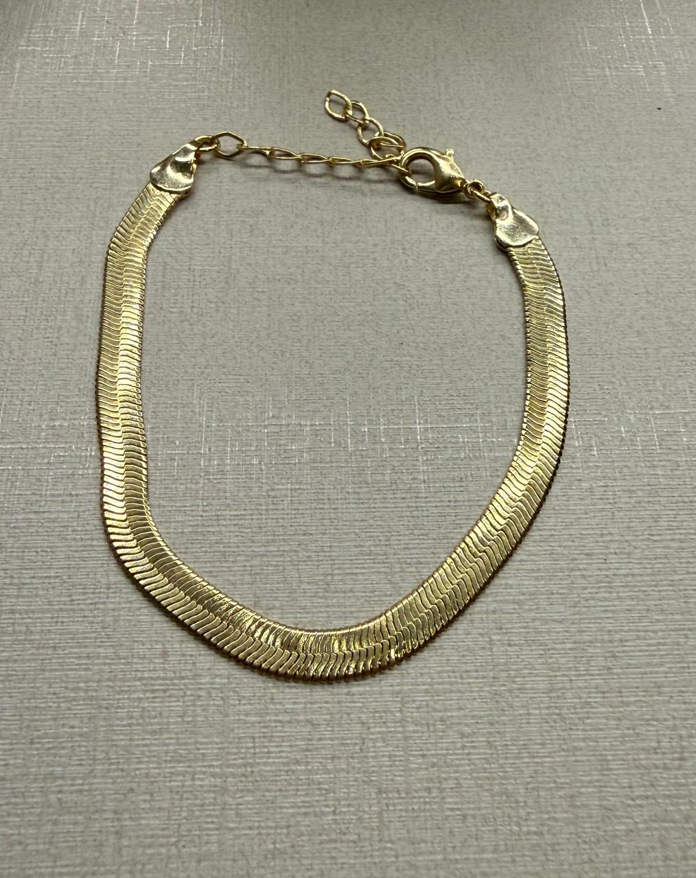 Pulseira fita no banho de ouro com fecho. Com 17cm mais 5cm
