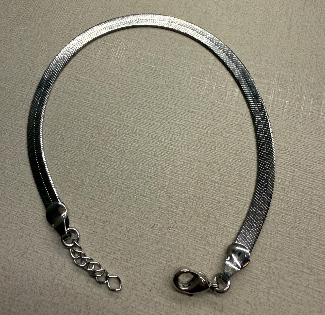 Pulseira fita no ródio branco com fecho, medindo 16,5cm mais 2cm de extensor