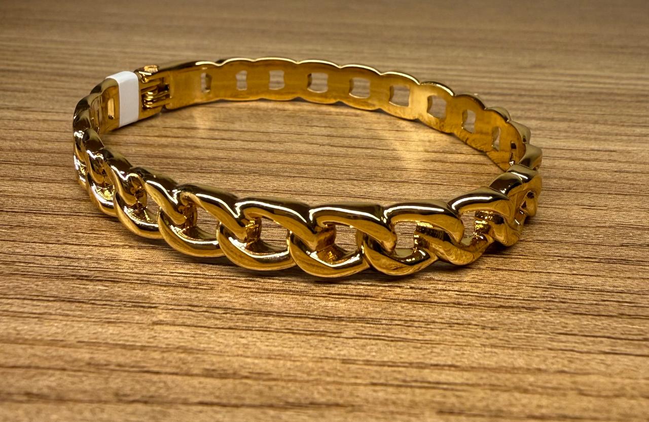 Pulseira aro fechado com mola. Modelo corrente de elos, no banho de ouro.