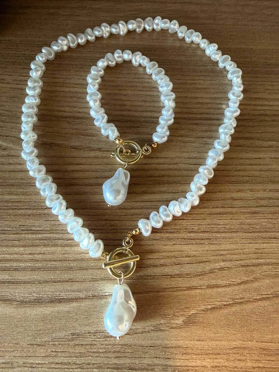 Conjunto colar e pulseira de pérolas Barrocas. Colar 45cm, pulseira 18cm