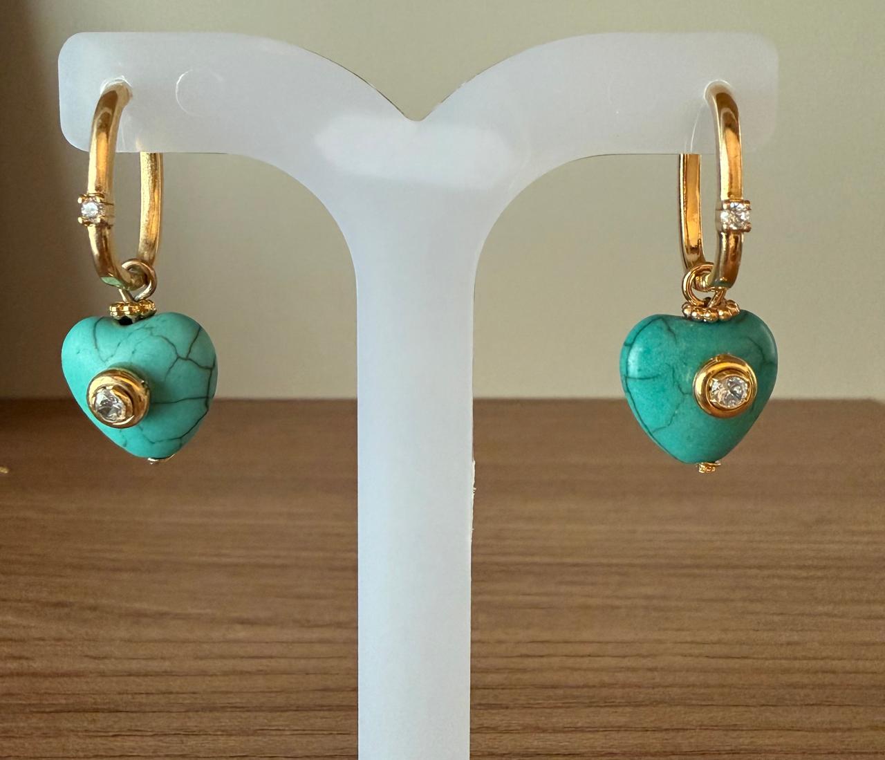 Brinco argola oval com uma zircônia cravejada e um pingente turquesa formato coração com uma zircônia ao centro