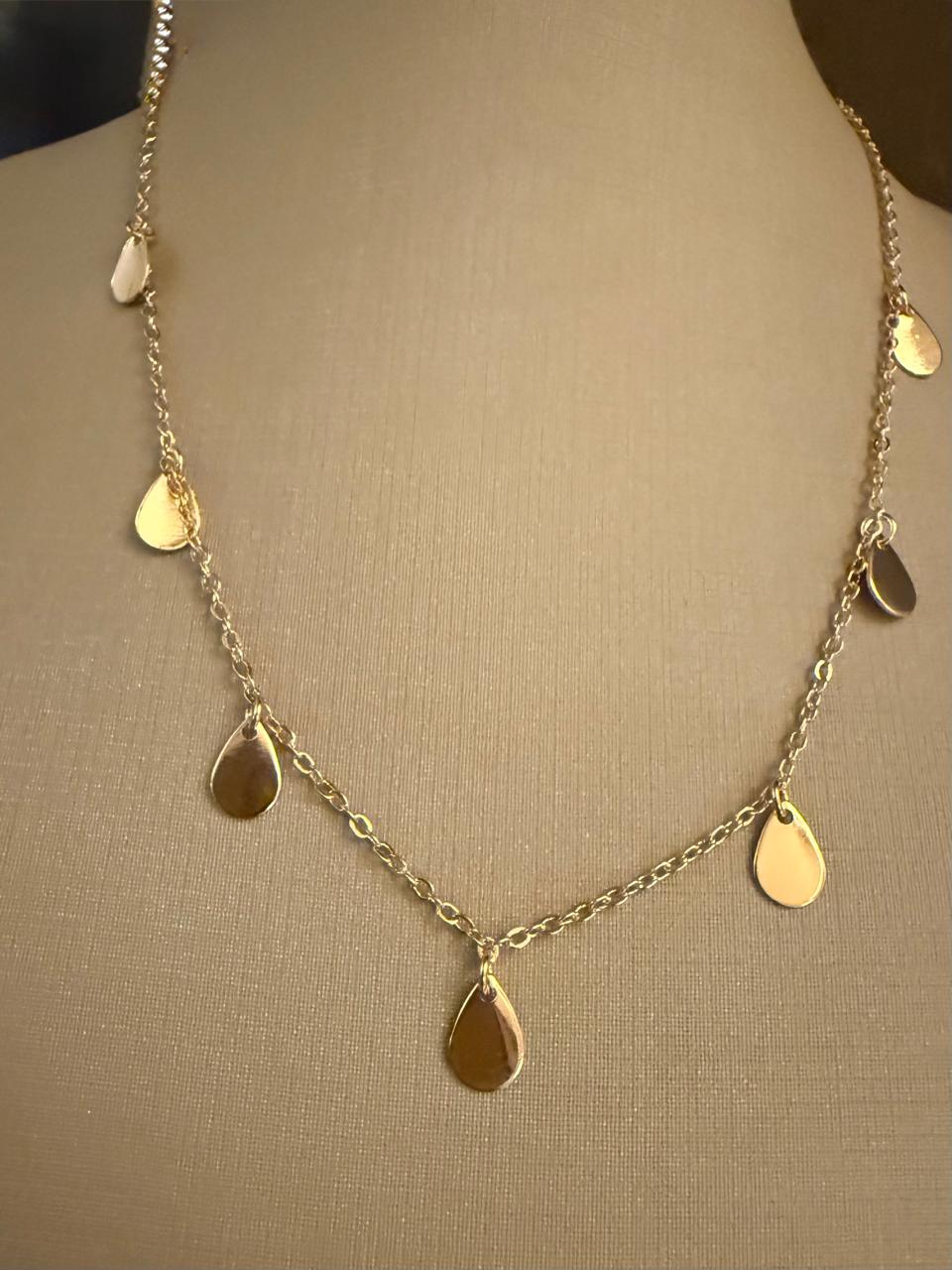 Colar choker corrente fininha com plaquinhas em forma de gotas. 36cm mais 10cm de extensor.
