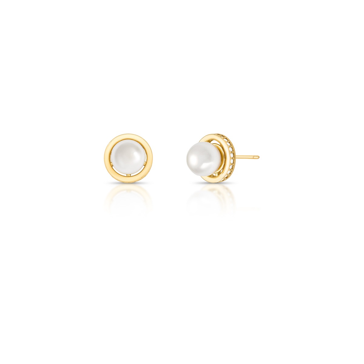 Brinco de Pérola Shell, com base toda cravejada ao redor de micro Zircônias.