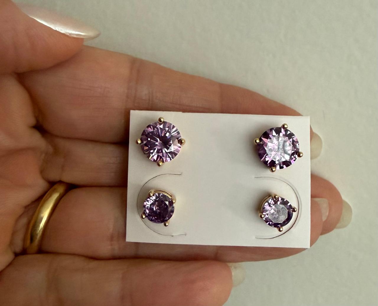 Brinco duplinha ponto de luz cristal roxo.