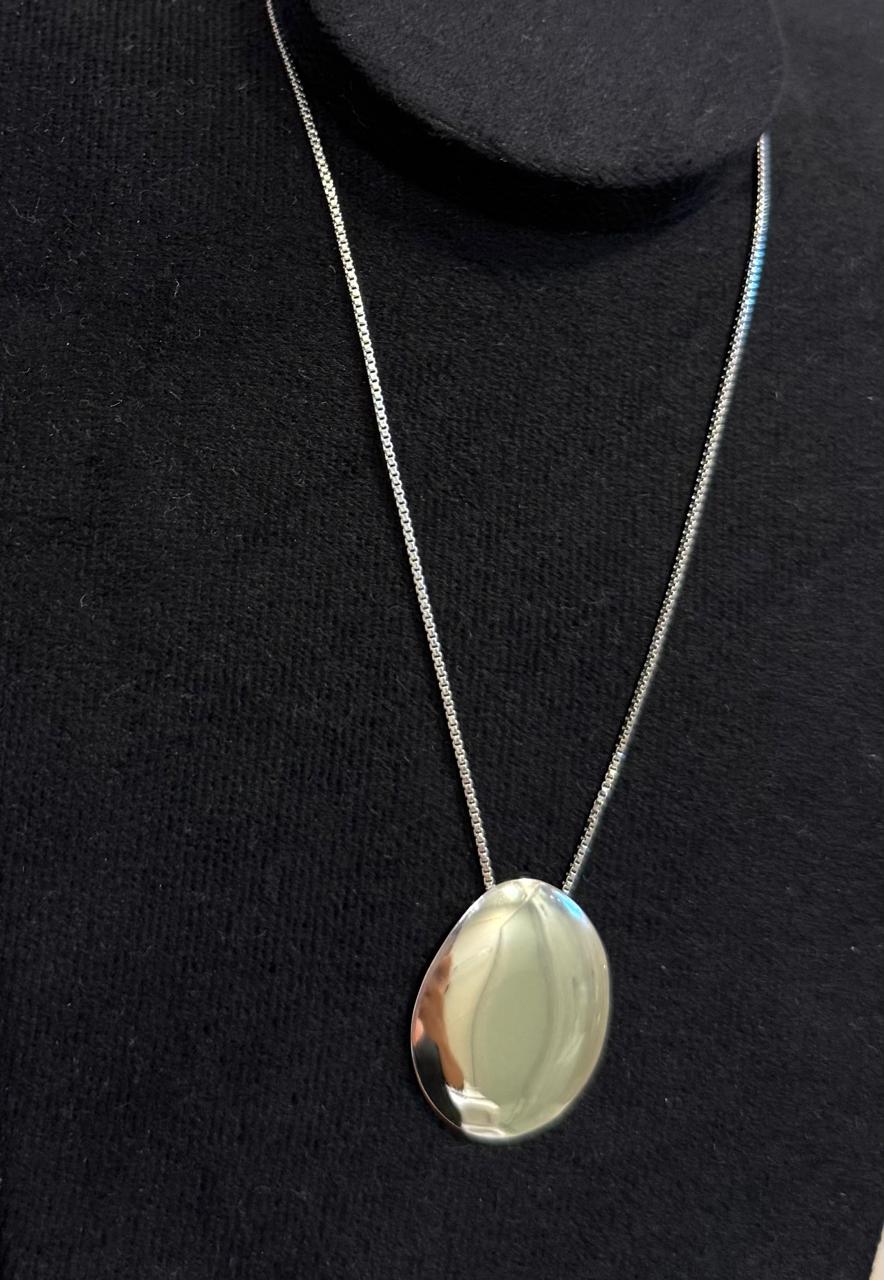 Colar no ródio branco, com pingente geométrico liso com 3,5cm. Colar com 46cm mais 7cm de extensor.