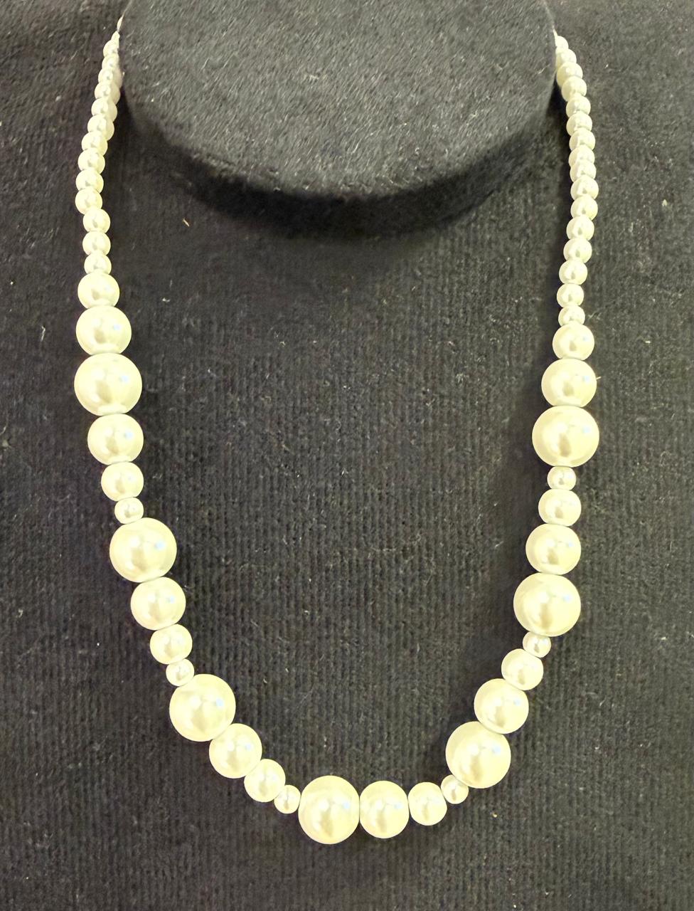 Colar em Pérolas Shell na tonalidade branca, pérolas em tamanhos diferentes. 40cm mais 5cm de extensor.