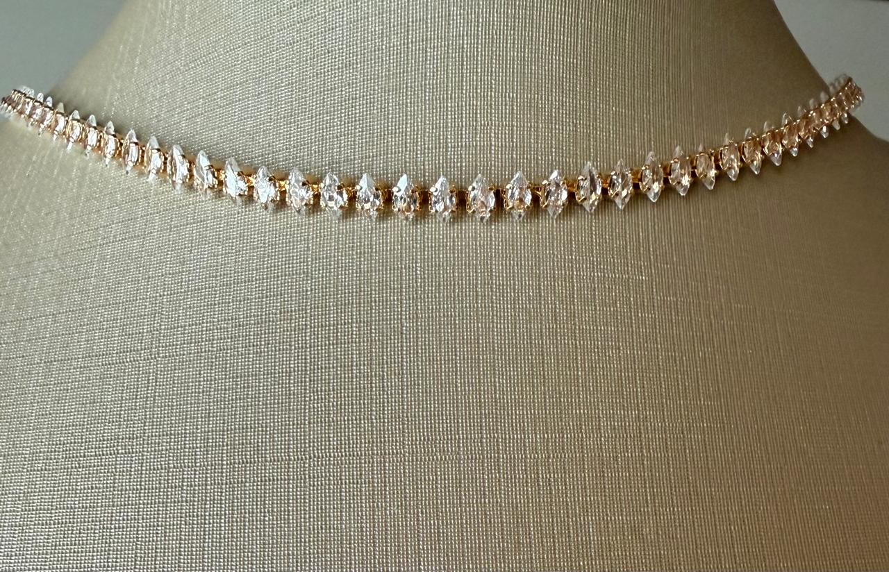 Colar choker Riviera cravejado de Zircôrnias com formato geométrico, no banho de ouro. 28,5cm mais 5cm de extensão
