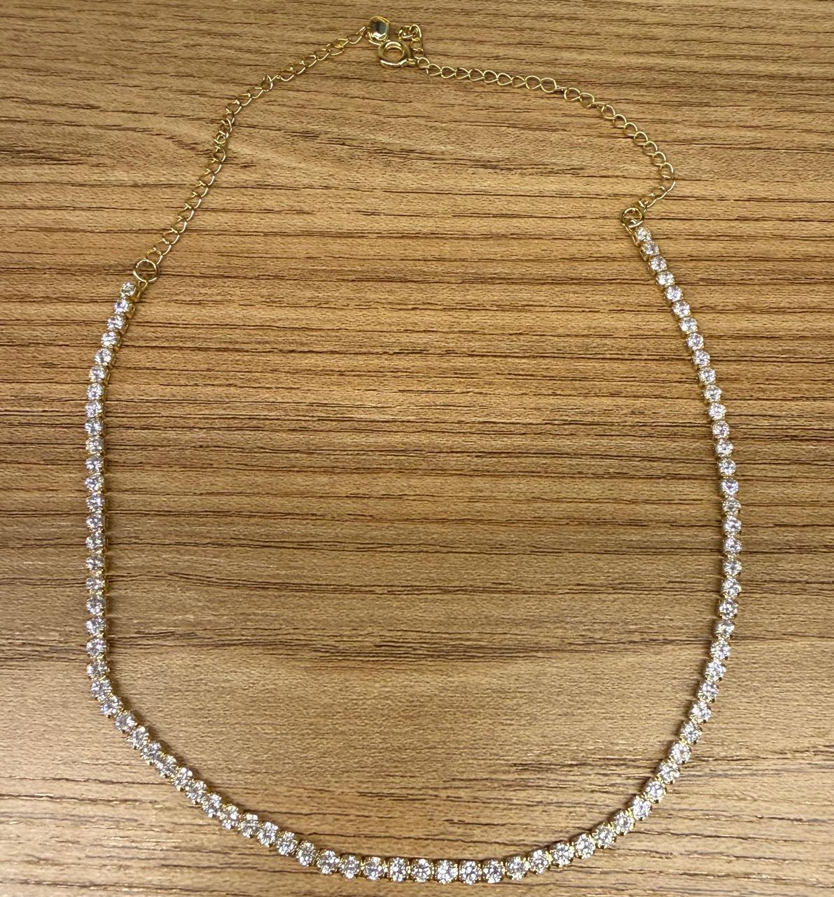 Colar choker Riviera todo cravejado de zircônias redondas no banho de ouro. 33cm mais 7cm de extensor.