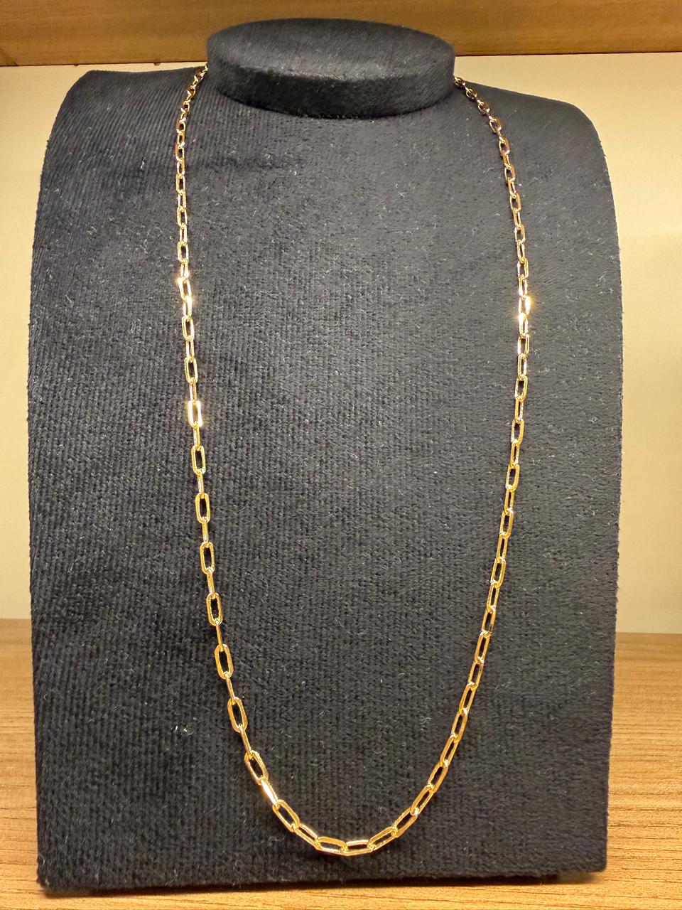Colar longo, banho de ouro, corrente em elos finos. 72cm