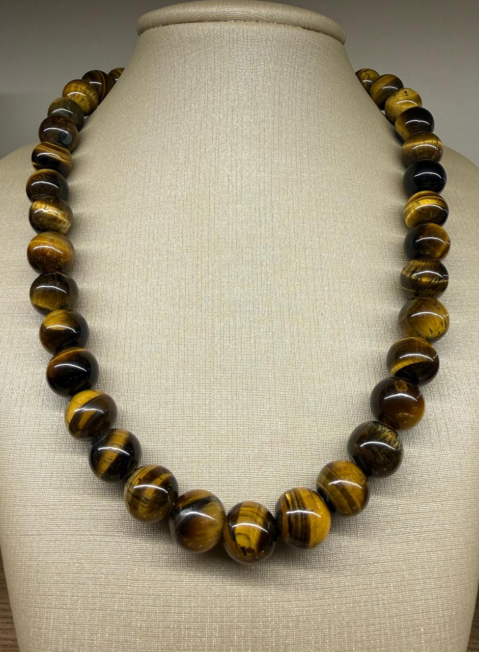 Colar todo pedra natural Olho de Tigre lapidada em bolas grandes. 40cm mais 5cm de extensor. No final do extensor uma bolinha de Olho de Tigre.