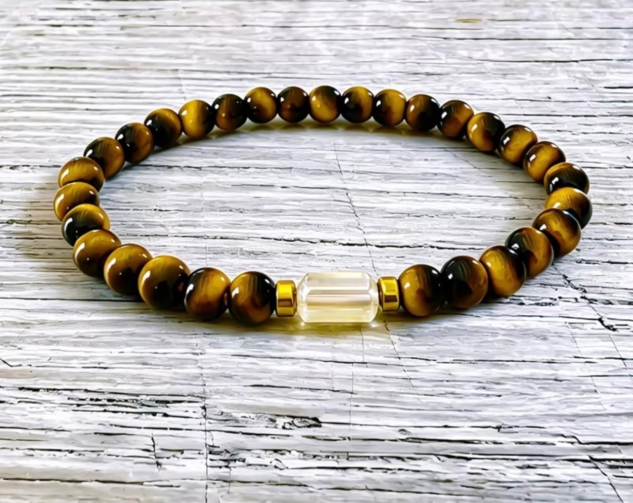 Pulseira no elástico de bolinhas no Olho de Tigre, com uma pedrinha multicor.
