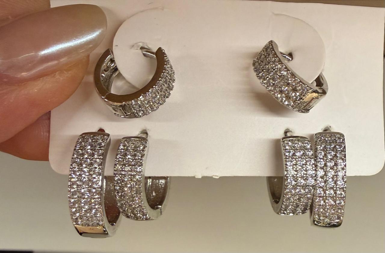 Brincos Trio de argolas no ródio todas cravejadas com micro zircônias em três tamanhos.