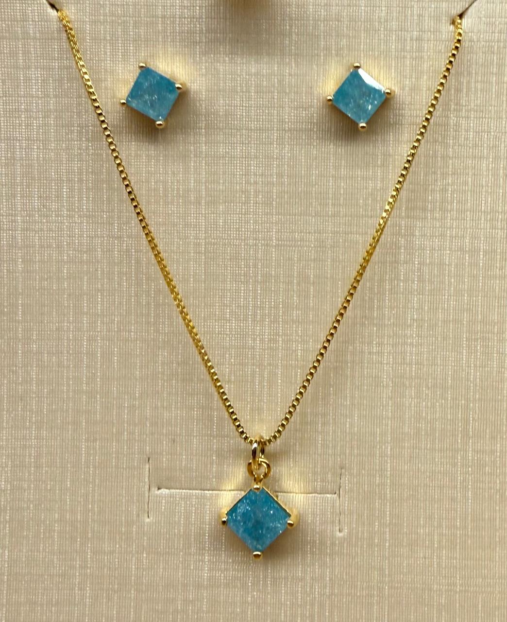 Conjunto brinco com colar com pingente quadradinho em pedra natural azul. um par de brincos. Colar 47cm mais 10 de extensor.