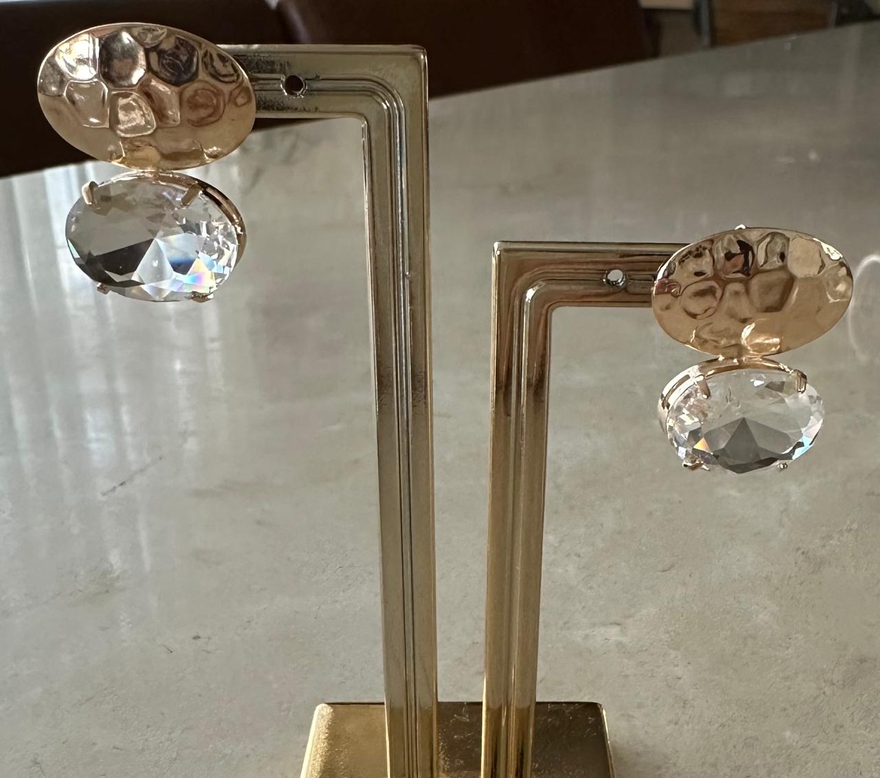 Brinco com uma placa martelada oval, com um cristal lapidado oval.