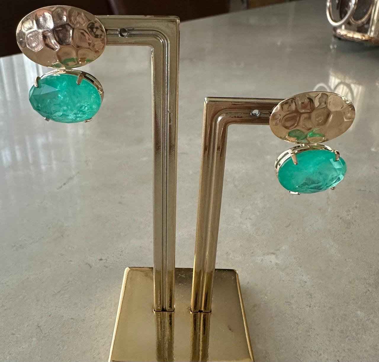 Brinco em uma placa martelada oval com uma pedra natural verde fusion oval.