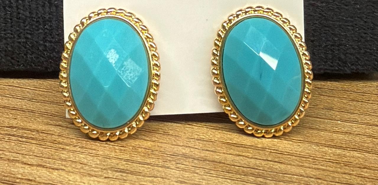 Brinco oval, lapidado no cristal turquesa, estilo Bo- ho.