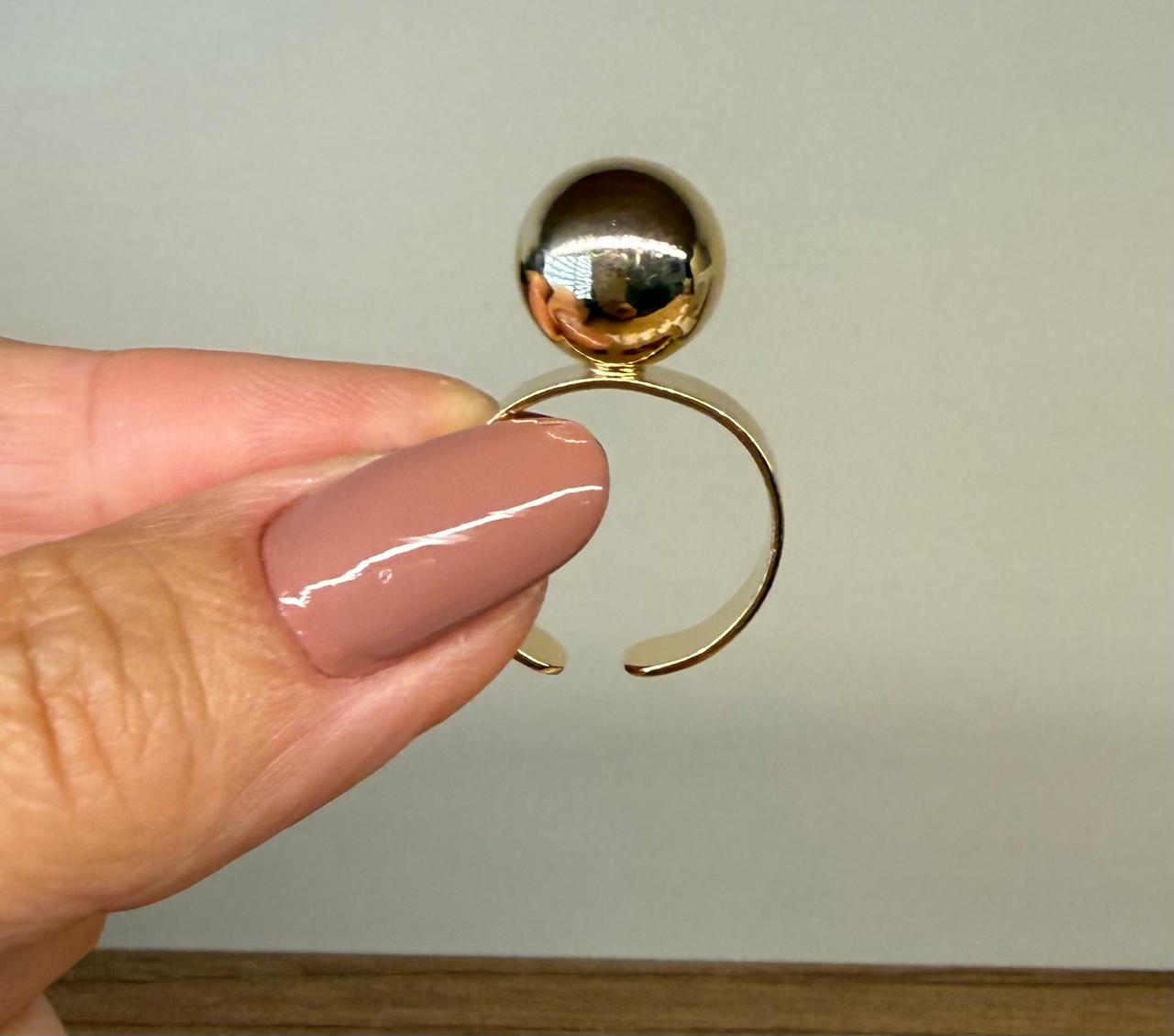 Anel regulável uma bola no banho de ouro.