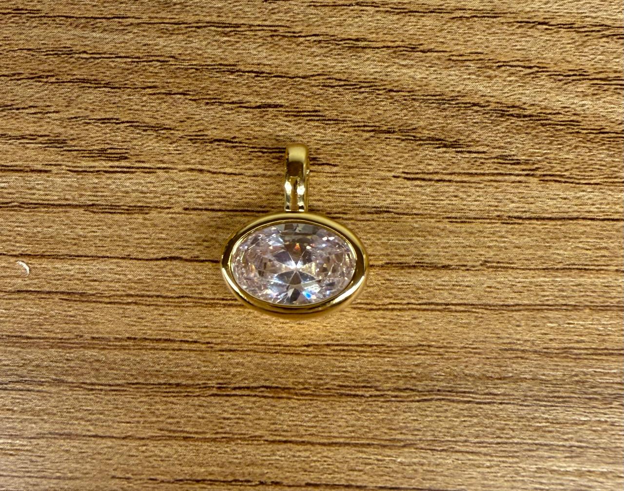 Pingente oval com um cristal lapidado, sem fecho, alça mais larga mas  para correntes finas. ( Corrente na foto apenas ilustrativa)