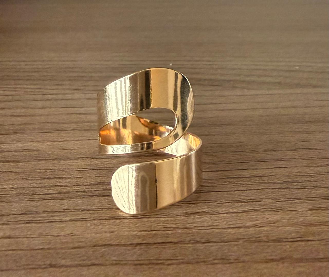 Anel regulável, aberto em cima ,com detalhe aberto fazendo uma gota.