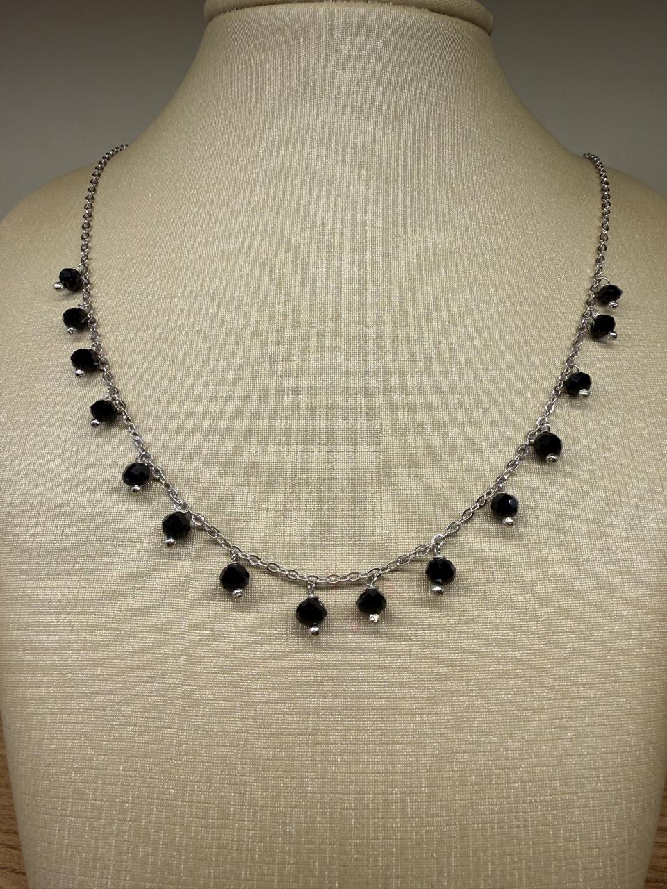 Colar no ródio branco com bolinhas de cristais negros pendurados. 40cm mais 5cm de extensor.