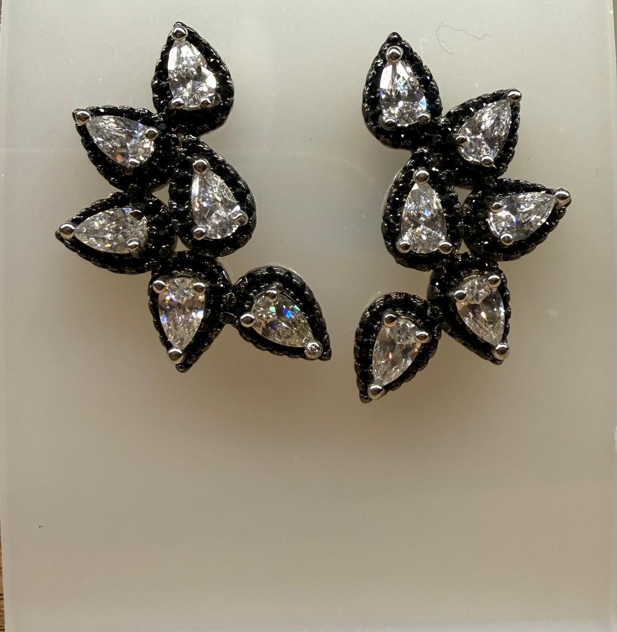 Brinco Ear Cuff no banho negro com cristais lapidados em forma de gota.