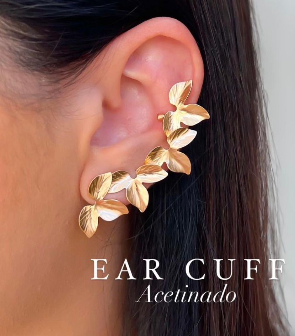 Brinco Ear Cuff em banho escovado acetinado, designer em folhas pegando a orelha toda. Prende com encaixe em cima.