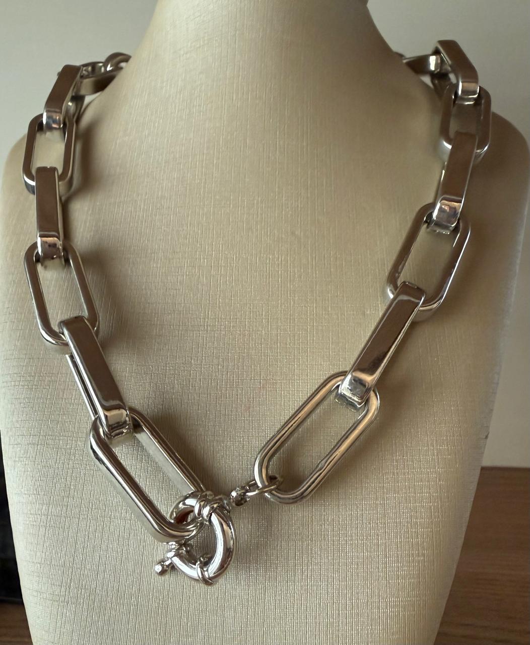 Colar Choker, curto, modelo  Correntaria no ródio branco e fecho boia. Peça leve. 45cm.