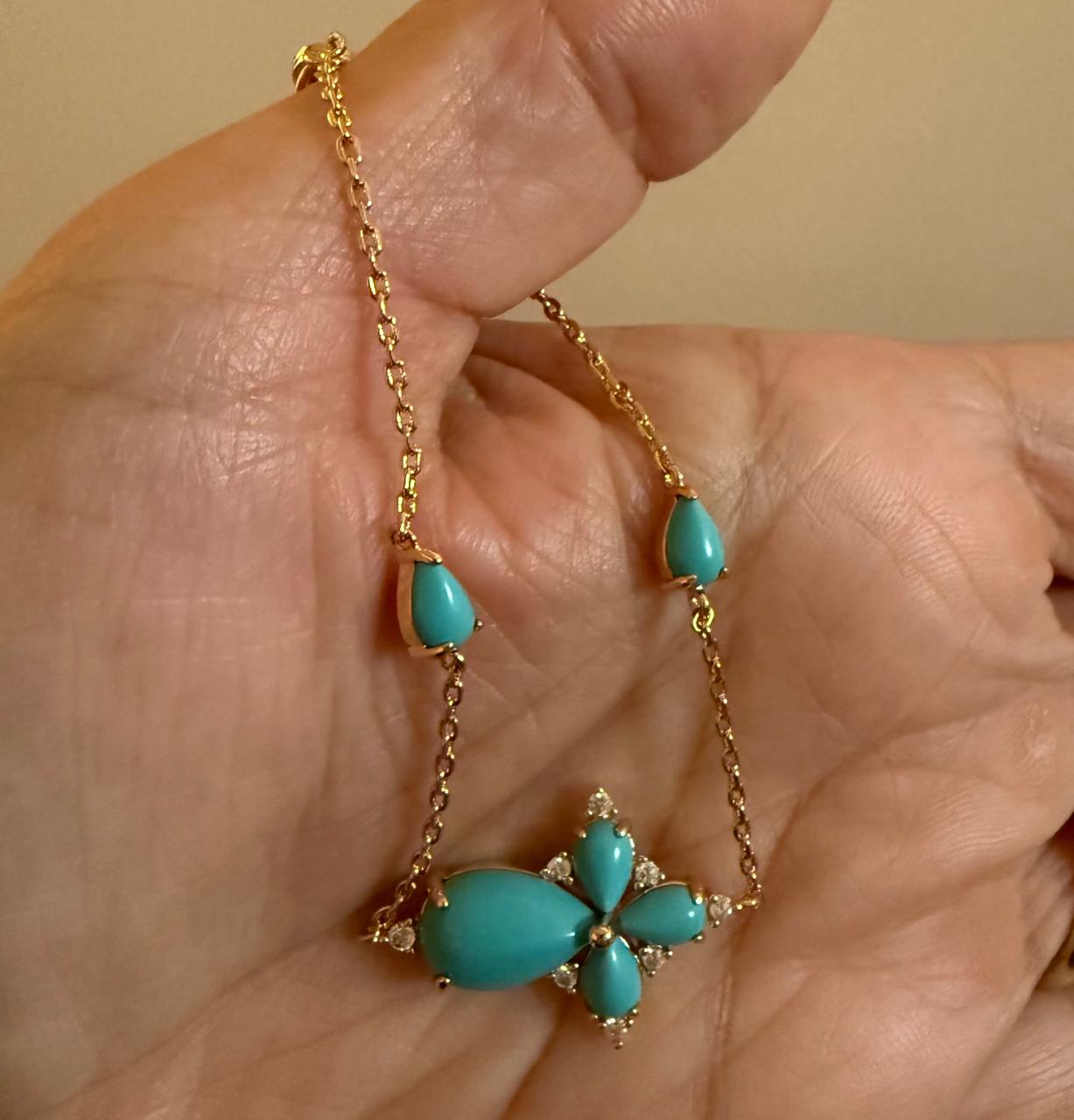 Pulseira com corrente fina, com uma flor de pedra turquesa com mini zircônias nas pontas , mais duas gotas pequenas turquesas na corrente. 17cm mais 3cm de extensor,