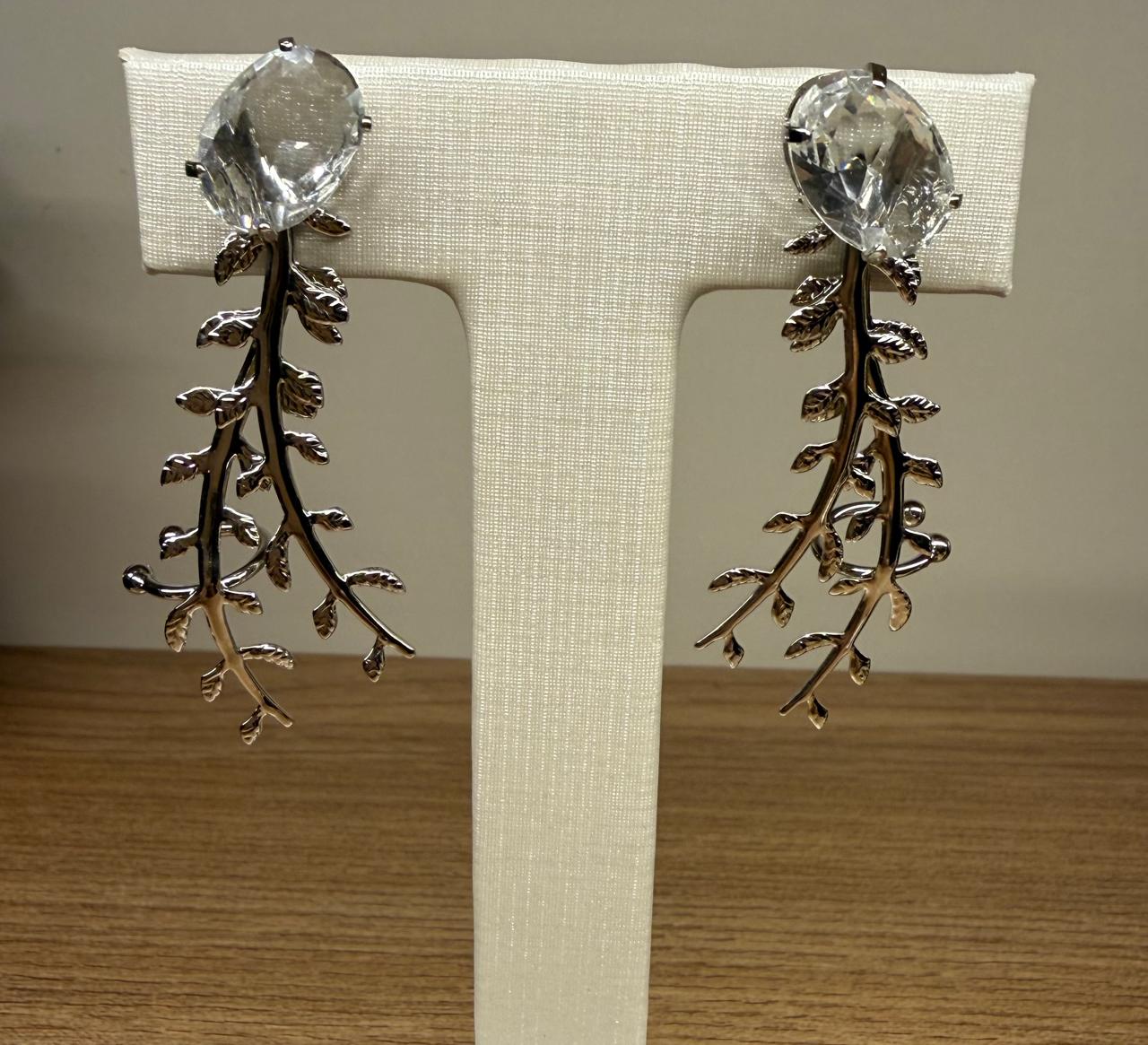Brinco Ear Cuff no ródio, com uma pedra natural lapidada no cristal, com dois galhos de folhagem. Um piercing na parte de cima para firmar na orelha.
