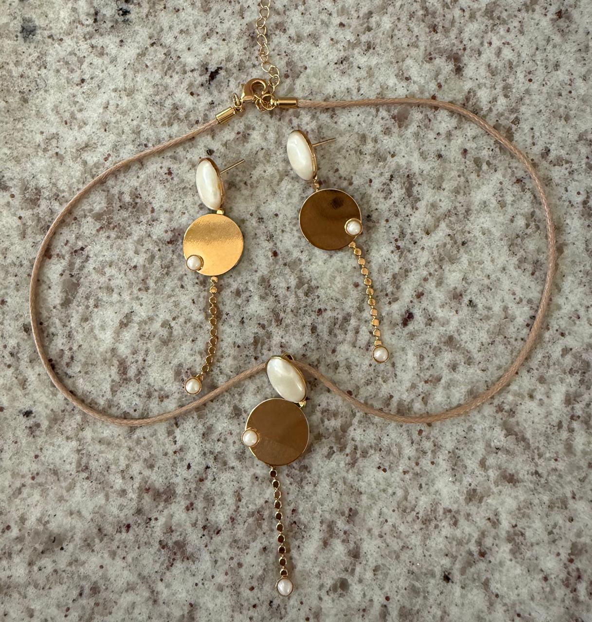 Conjunto de colar no cordão encerado , com o brinco no mesmo modelo do pingente do colar