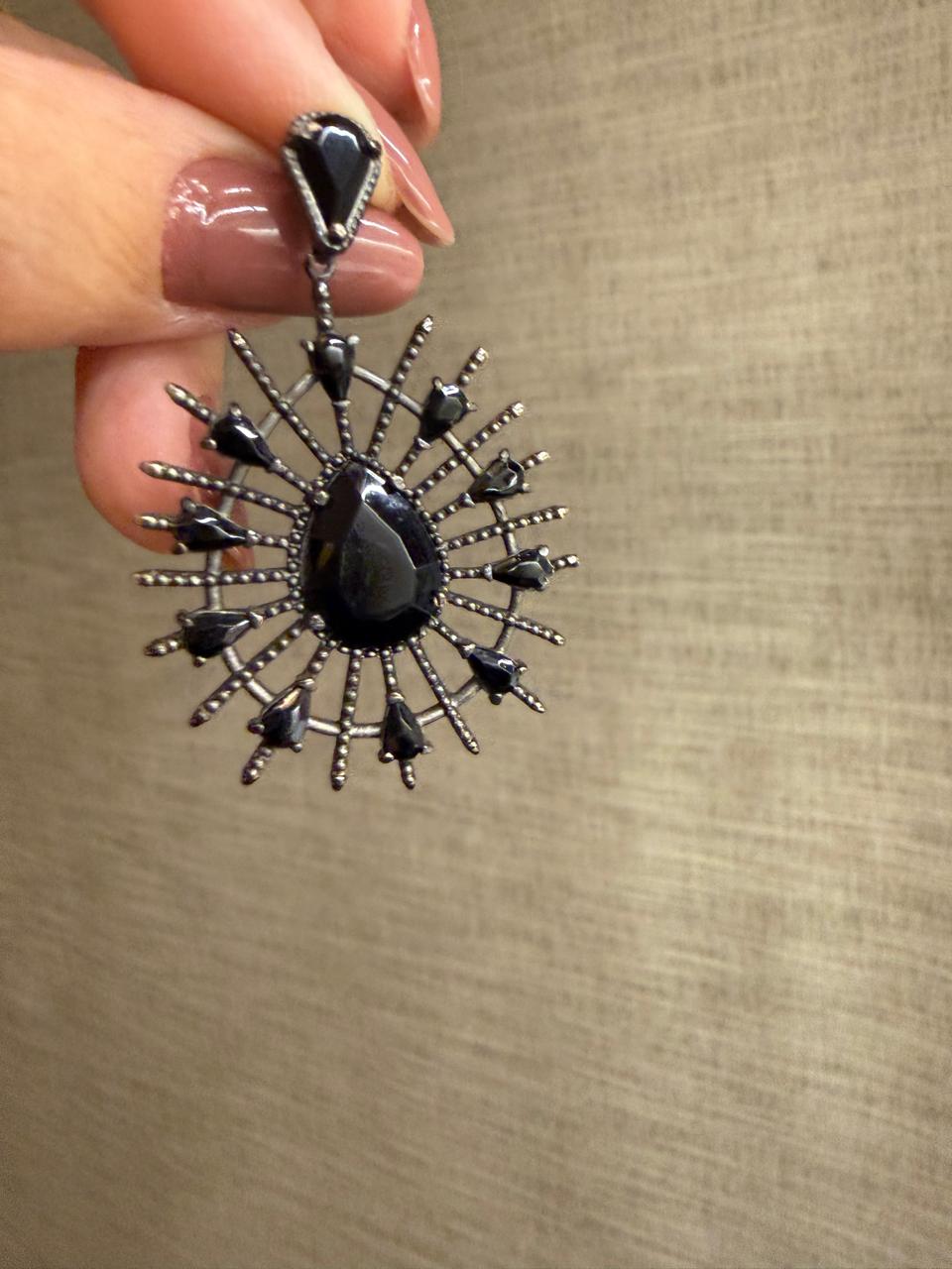 Brinco no banho negro, uma gota em pedra Ágata Negra com um pendulo com uma gota maior com raios. aios em volta com pedrinhas. aios em volta com pedrinhas em Ágata Negra de - Imagem 3