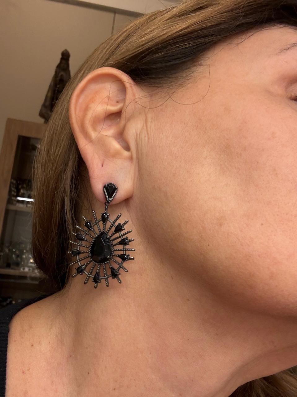 Brinco no banho negro, uma gota em pedra Ágata Negra com um pendulo com uma gota maior com raios. aios em volta com pedrinhas. aios em volta com pedrinhas em Ágata Negra de - Imagem 2