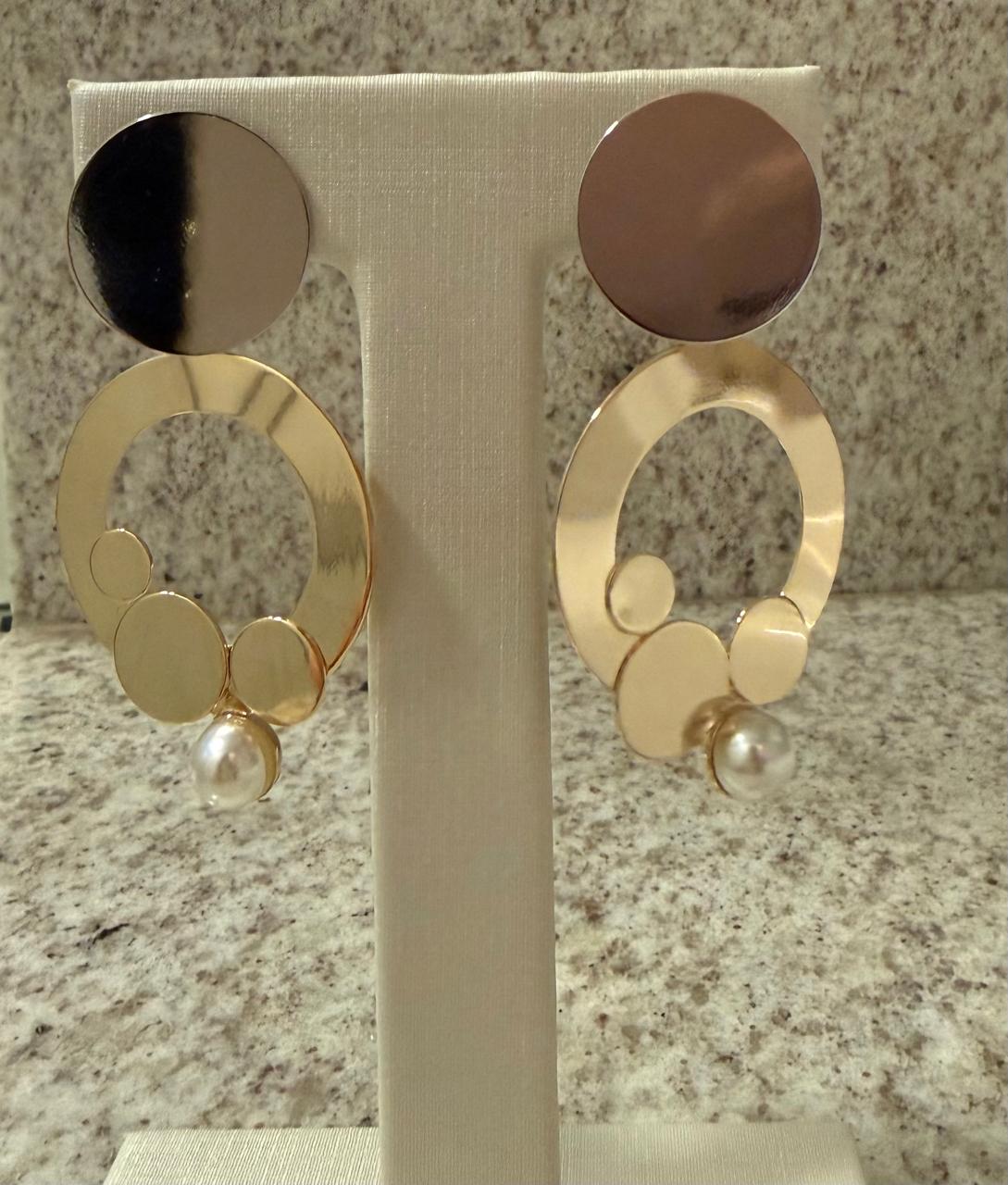 Brinco nos dois banhos, geométrico, argola frontal, uma pérola Shell.
