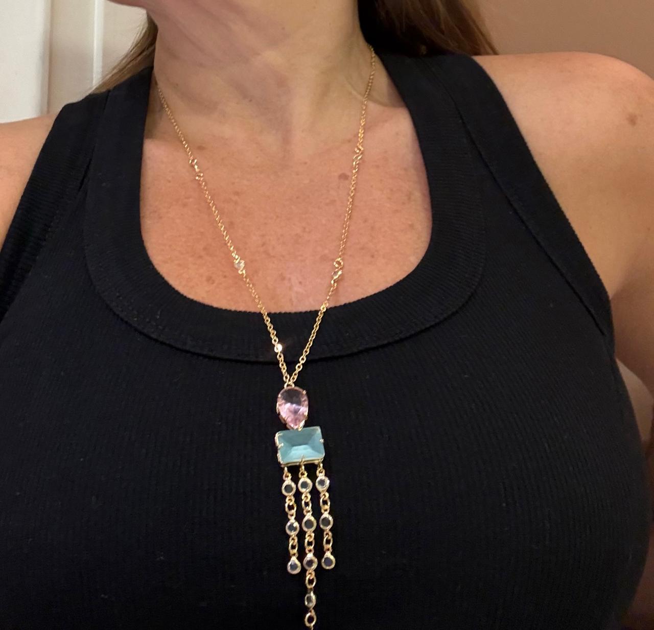 Colar longo, corrente com alguns cristais, pingente de pedra natural Ágata rosa, com um retângulo de pedra azul com correntinhas com cristais. 76cm inhas de claro pendurado correntinhas com cristais. gota ros - Imagem 2