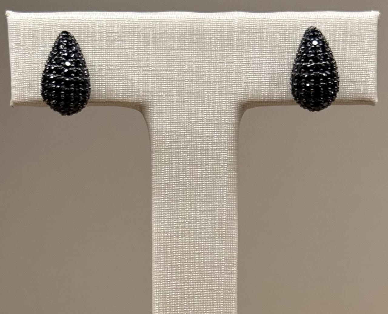 Brinco pequeno formato gota todo cravejado com micro zircônias negras.