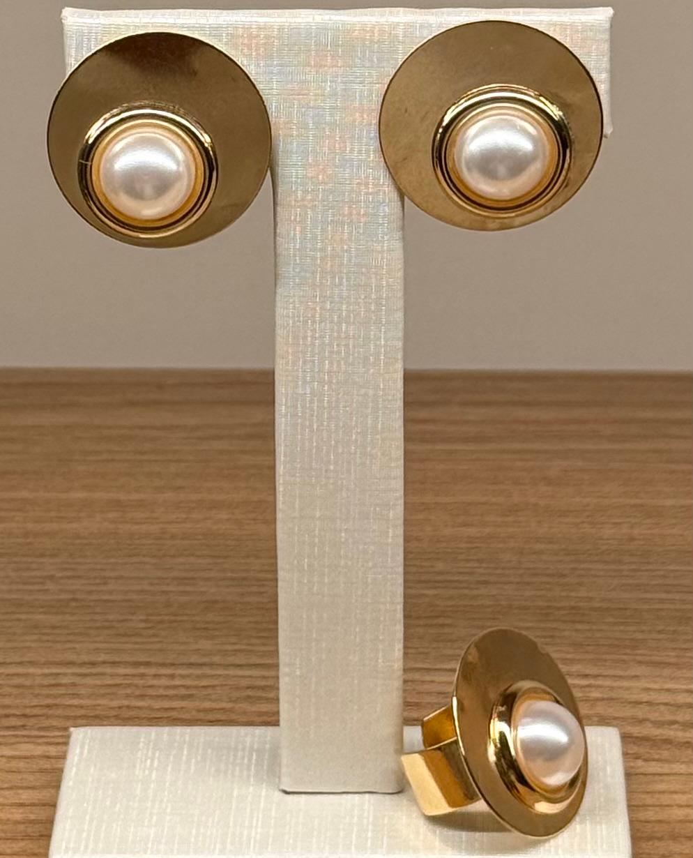 Conjunto brinco com anel, brinco redondo no banho de ouro com uma Pérola Shell na ponta, anel igual regulável.