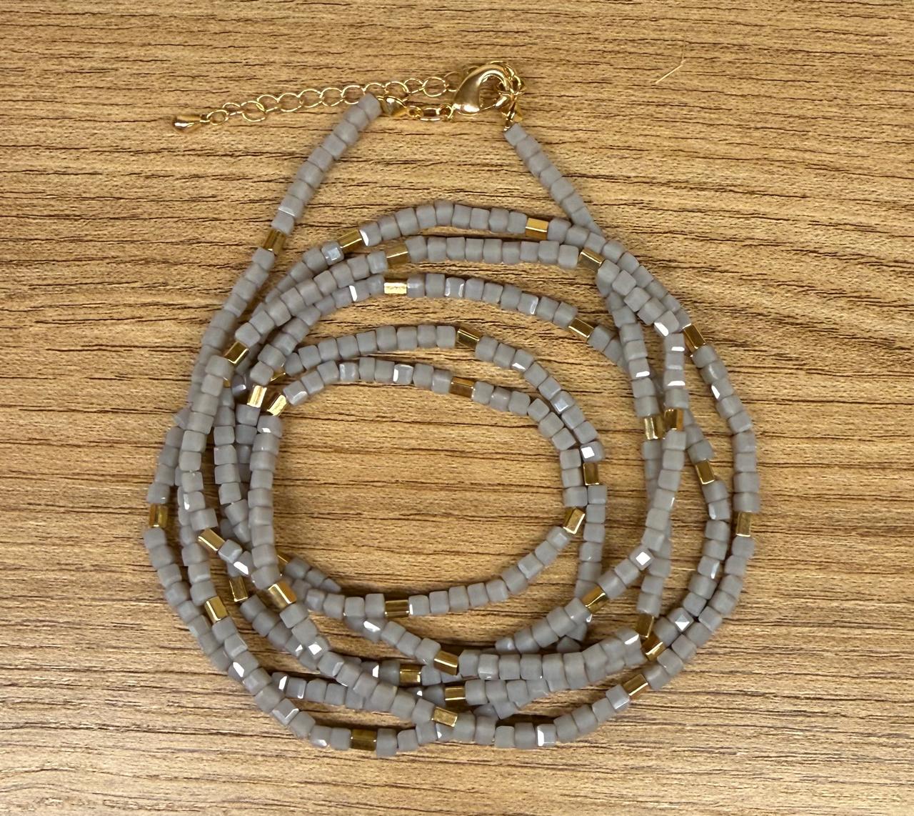 Colar longo de cristais lapidados quadradinhos intercalando com banho de ouro, dá até duas voltas. 1,10cm mais 5cm de extensor.