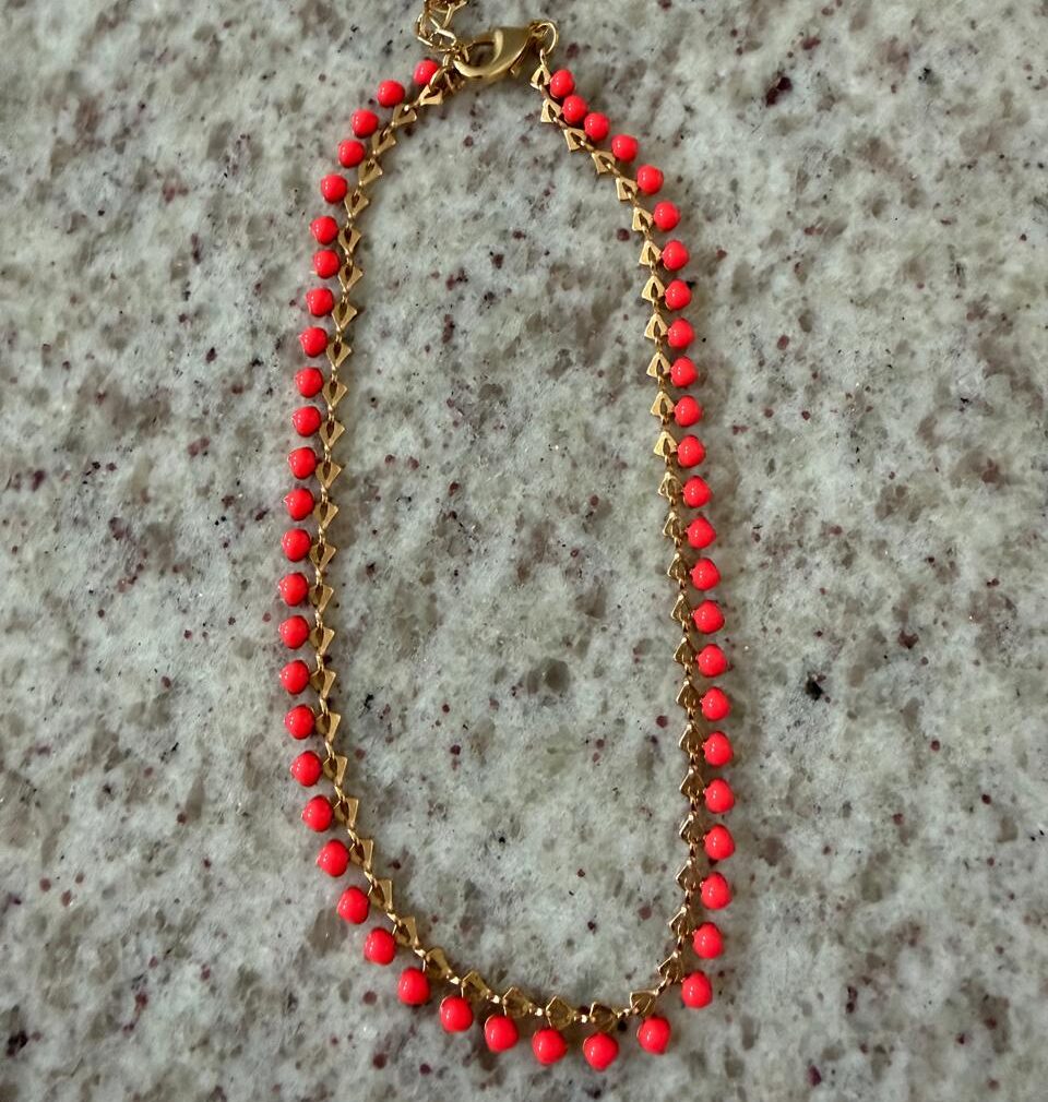 Tornozeleira toda de bolinhas esmaltadas no tom laranja. 24cm mais 2cm de extensor.