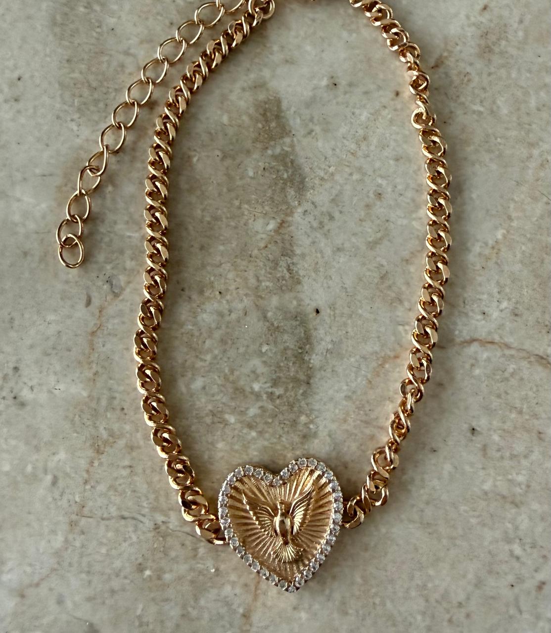 Pulseira na corrente com pingente coração com Divino Espirito Santo, cravejado de micro Zircônias em volta.17cm mais 4,5cm de extensor.