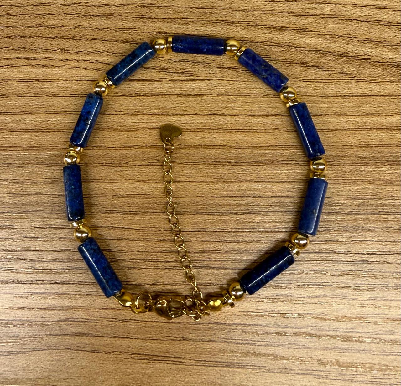 Pulseira de pedras Lápis Lazúli em canutilhos intercaladas com bolinhas no banho de ouro. 20cm mais 6cm de extensor.